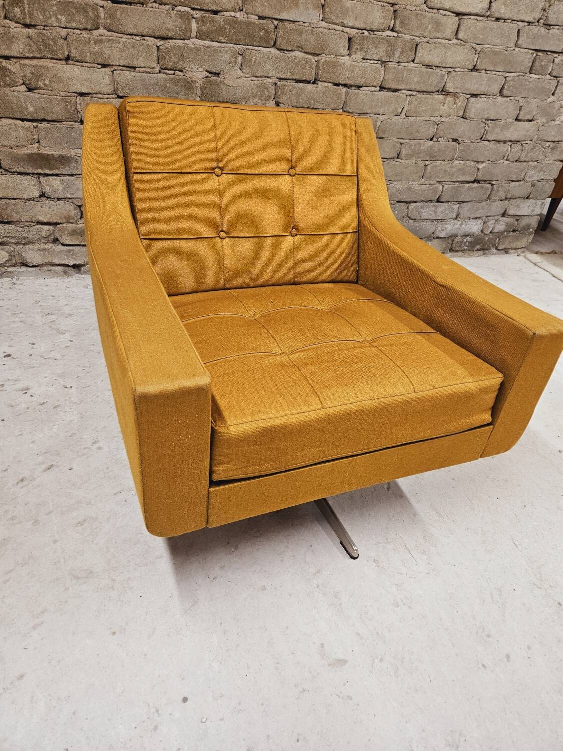 Swivel living room armchair year 1970