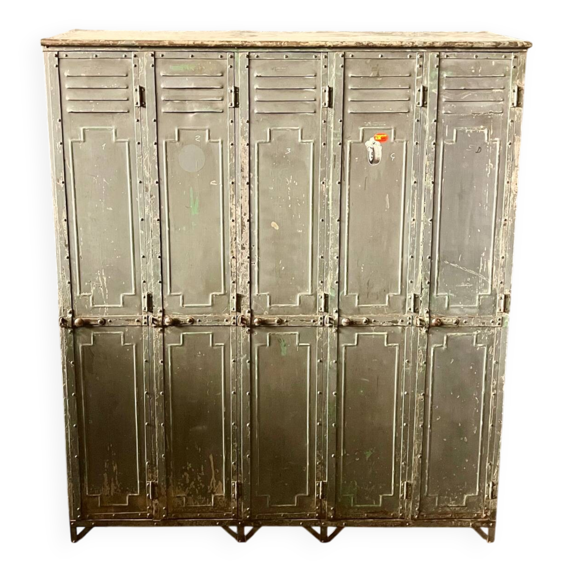 Industrial locker room from the Gantois brand around 1930