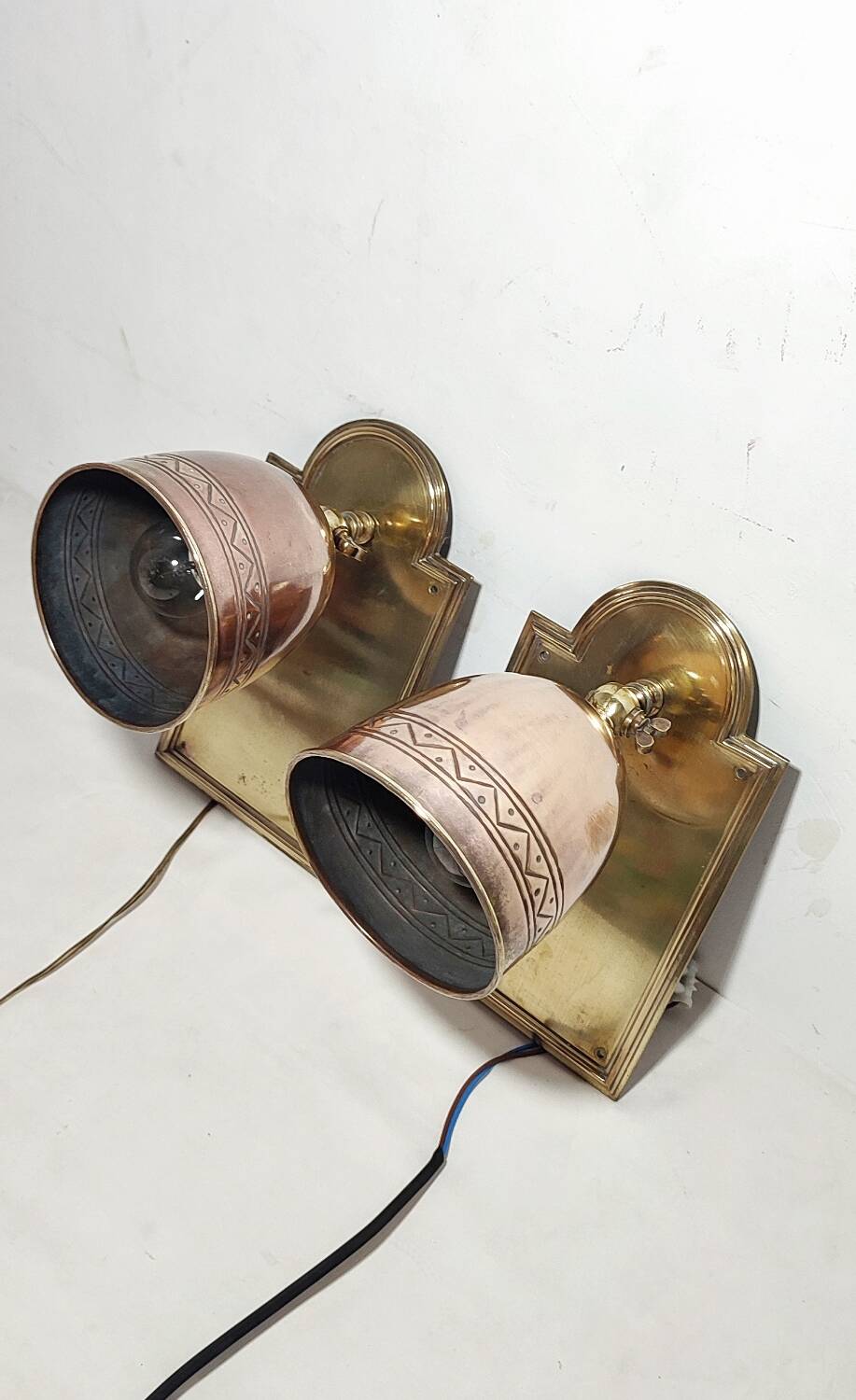 Par de apliques de bronce. España, 1950s.