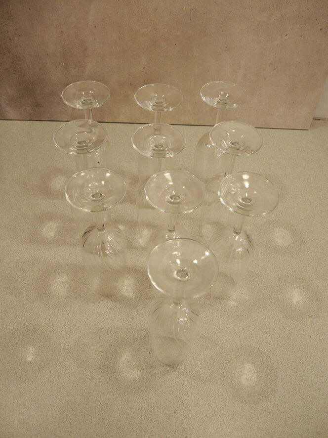 10 anciennes flutes à champagne en verre transparent