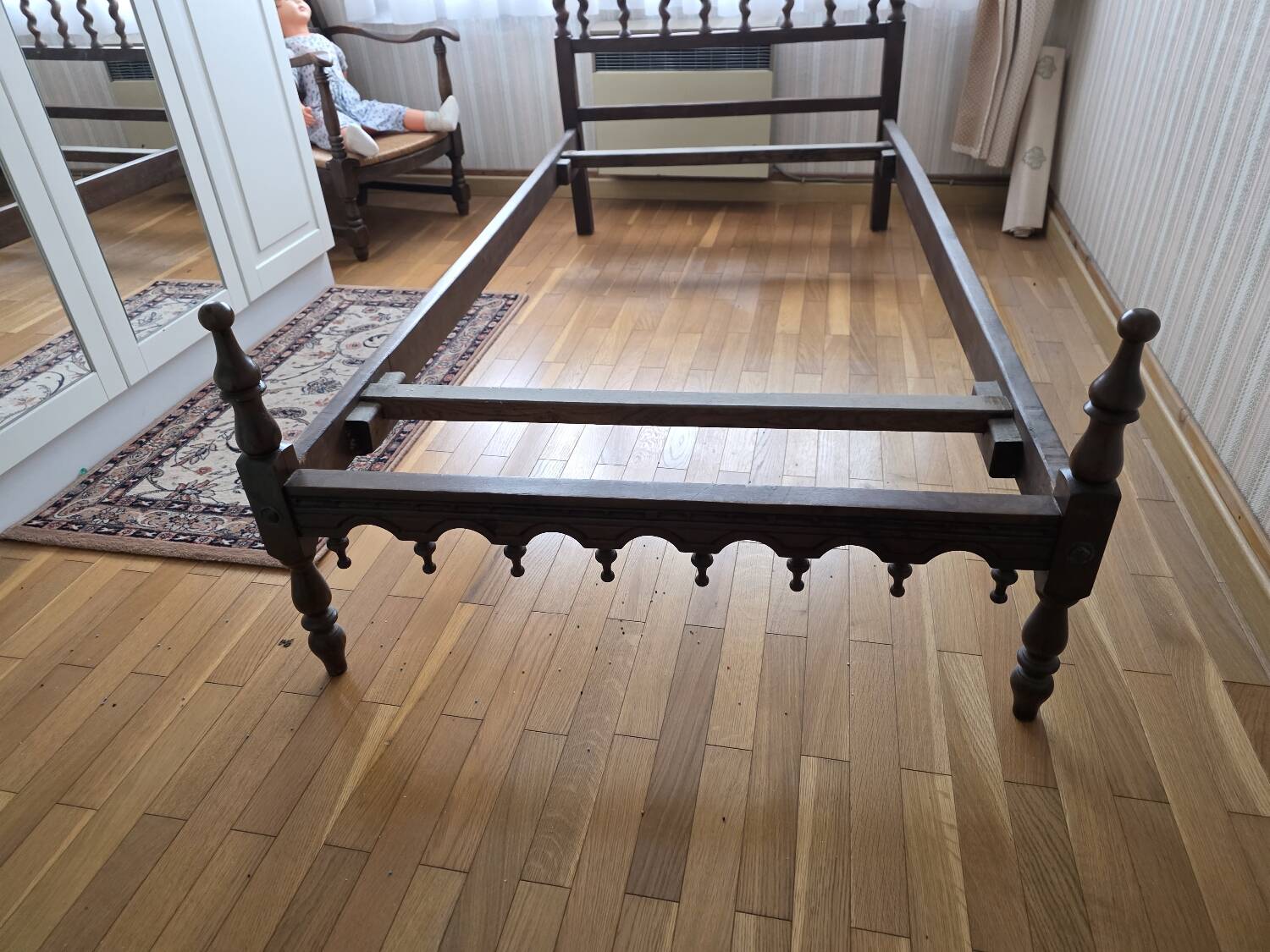 Paire de lits en bois sculpté