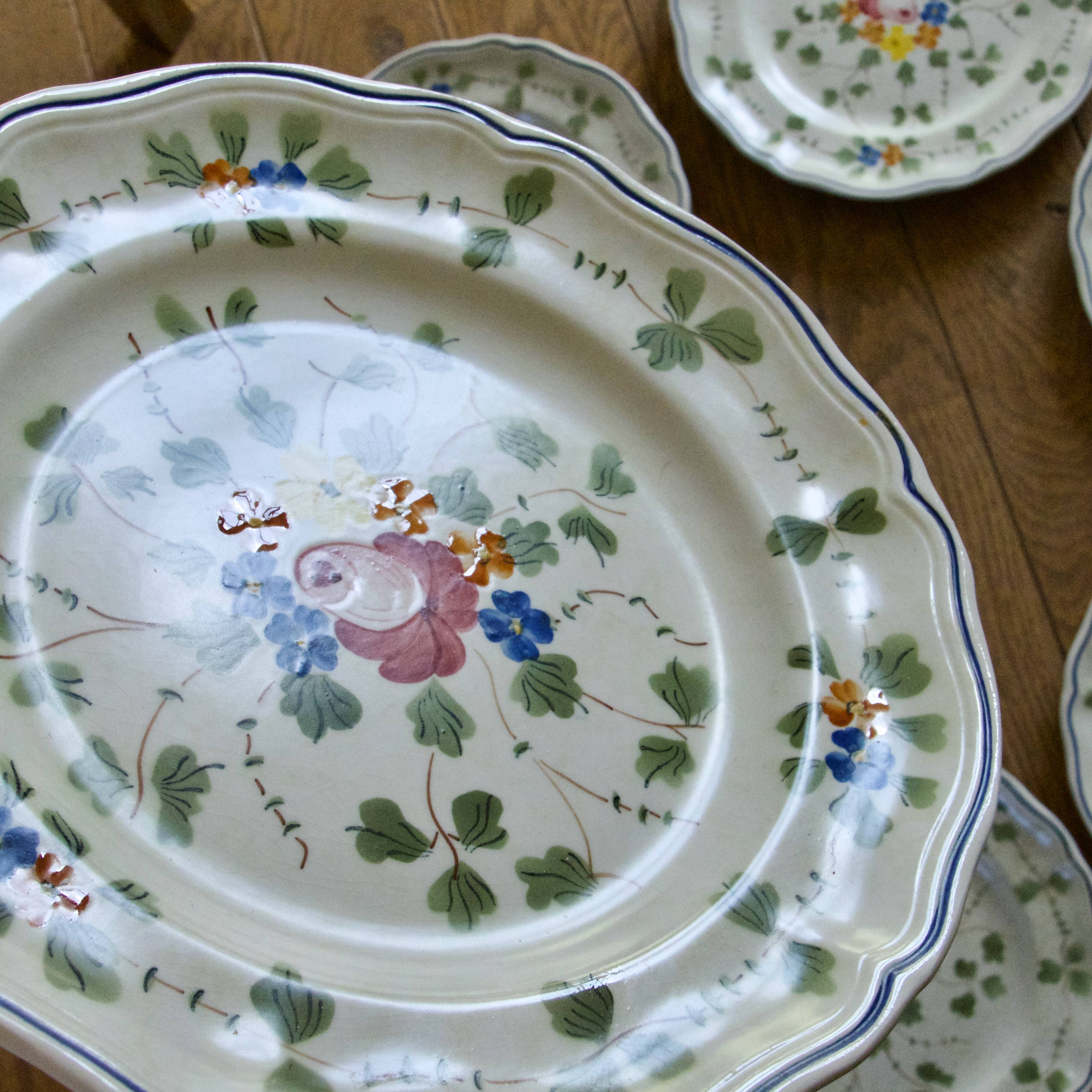 10 flat plates from the Longchamp "Nemours" collection, hand-painted.