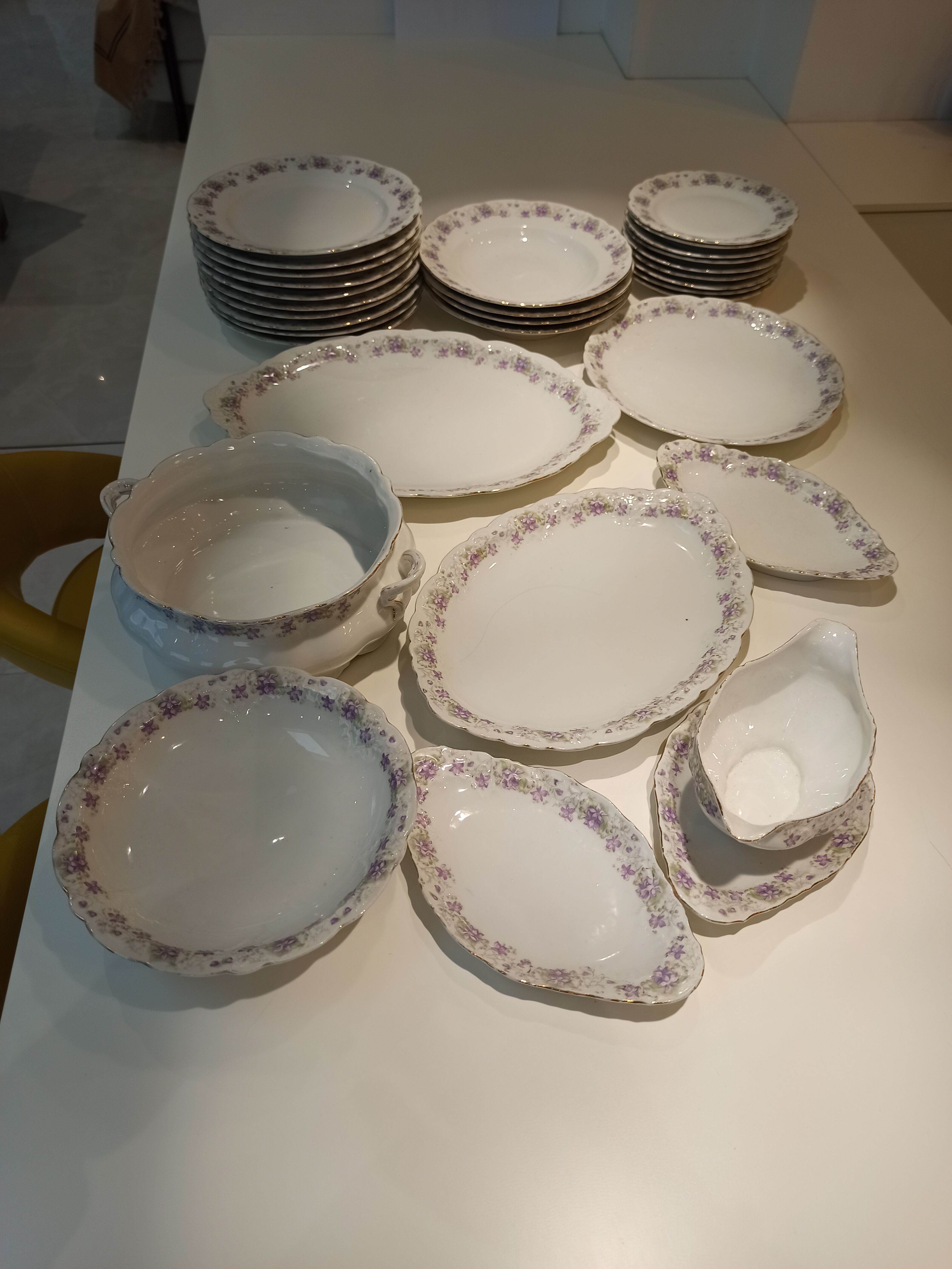 Table service 31 pieces in porcelain. Floral polychrome pattern