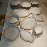 Table service 31 pieces in porcelain. Floral polychrome pattern