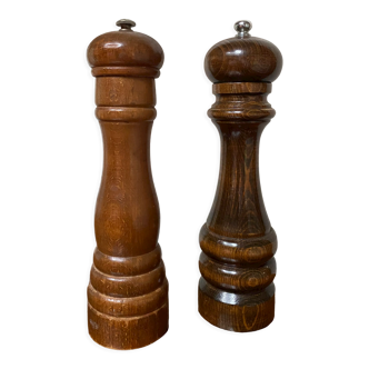 Pair of pepper mills