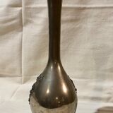 Vase en étain décor fleurs. Signé A. Thévenin