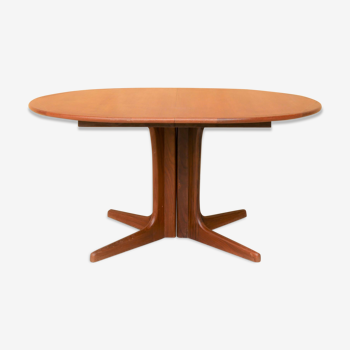 Extendable oval teak dining table