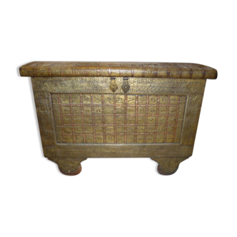 indian chest with spices and wheels