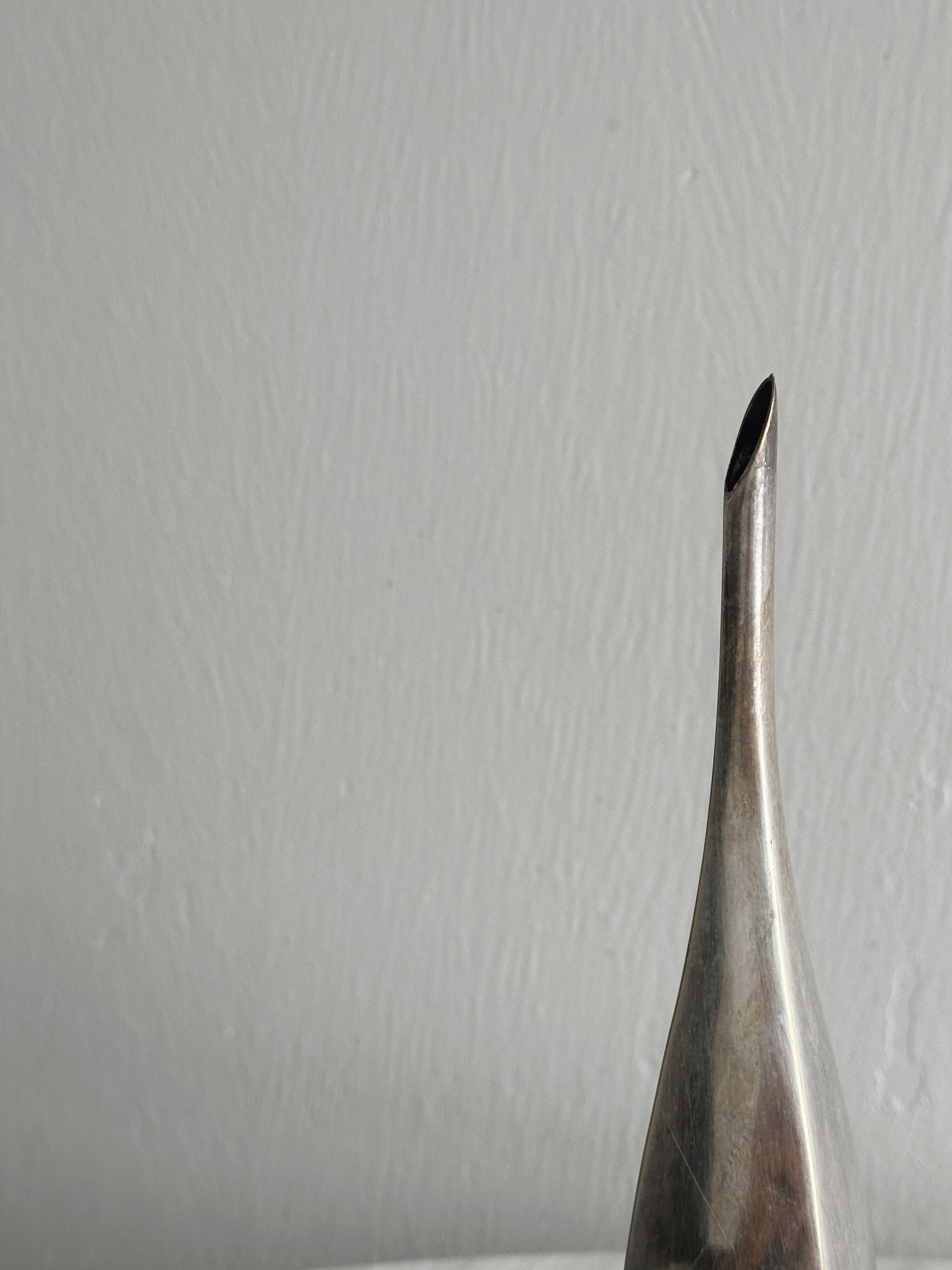 Petit vase soliflore en métal