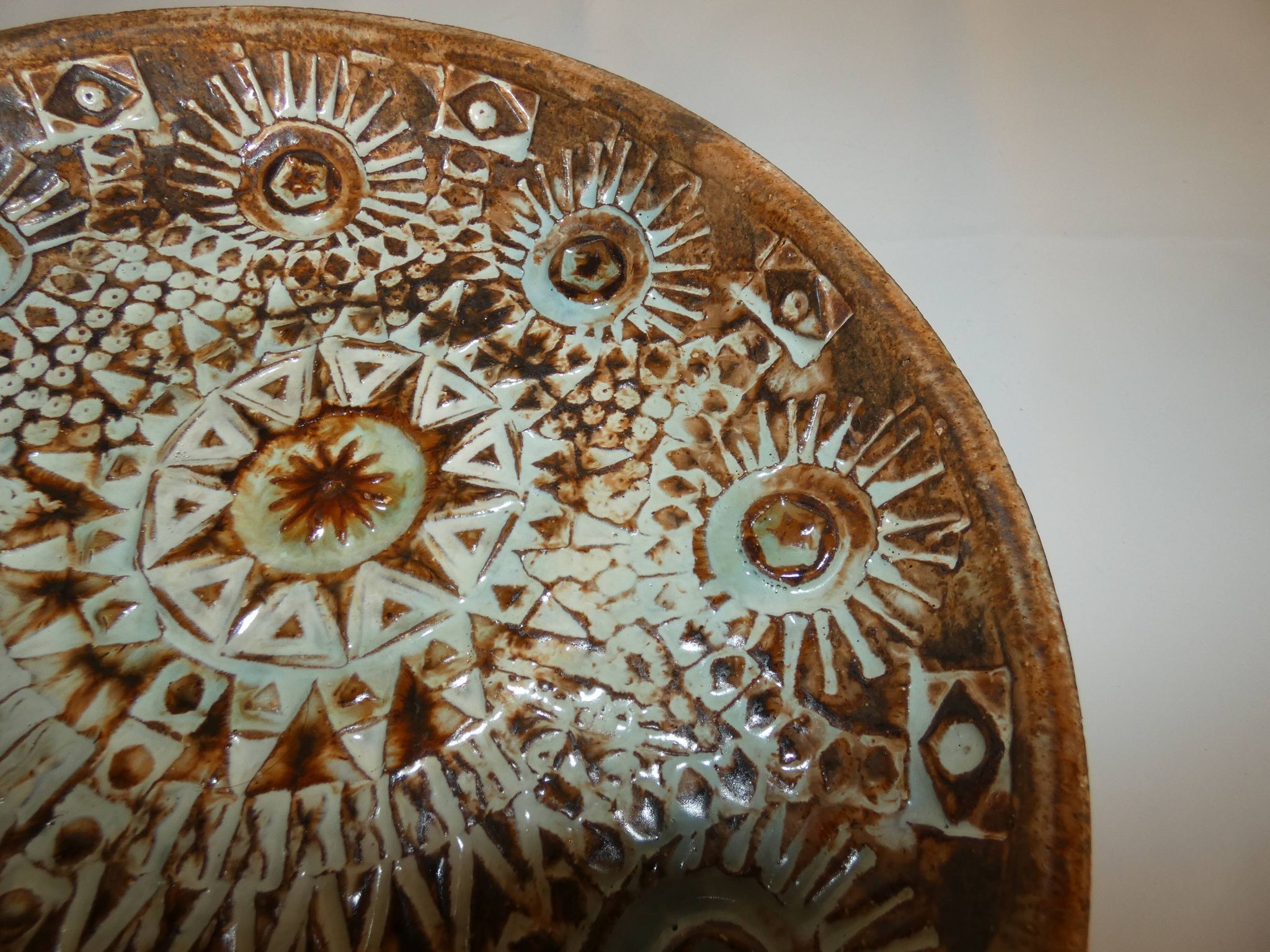 Pat and Joe Rowland Grand Plat Ceramic Scarified Sant-Vicens Perpignan 1970