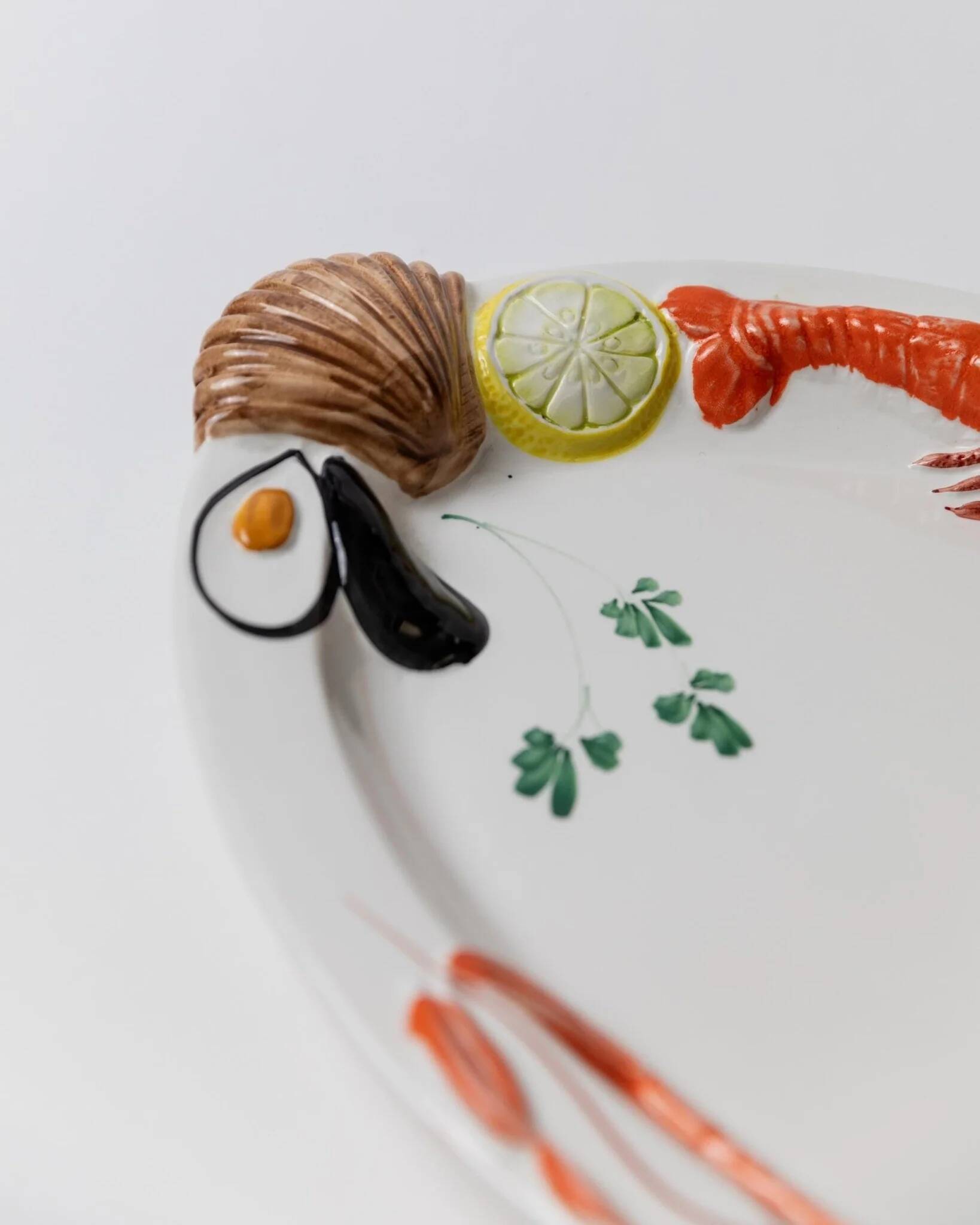 Assiette ovale en céramique blanche avec relief 3D de fruits de mer, design italien Siro, vintage des années 1980, 48 x 32 cm.