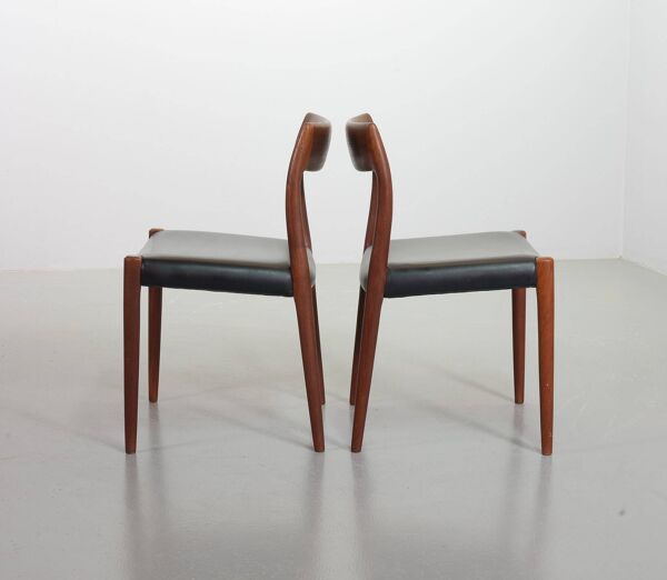 Chaises de salle à manger Niels Otto Moller en teck et cuir noir, modèle 77