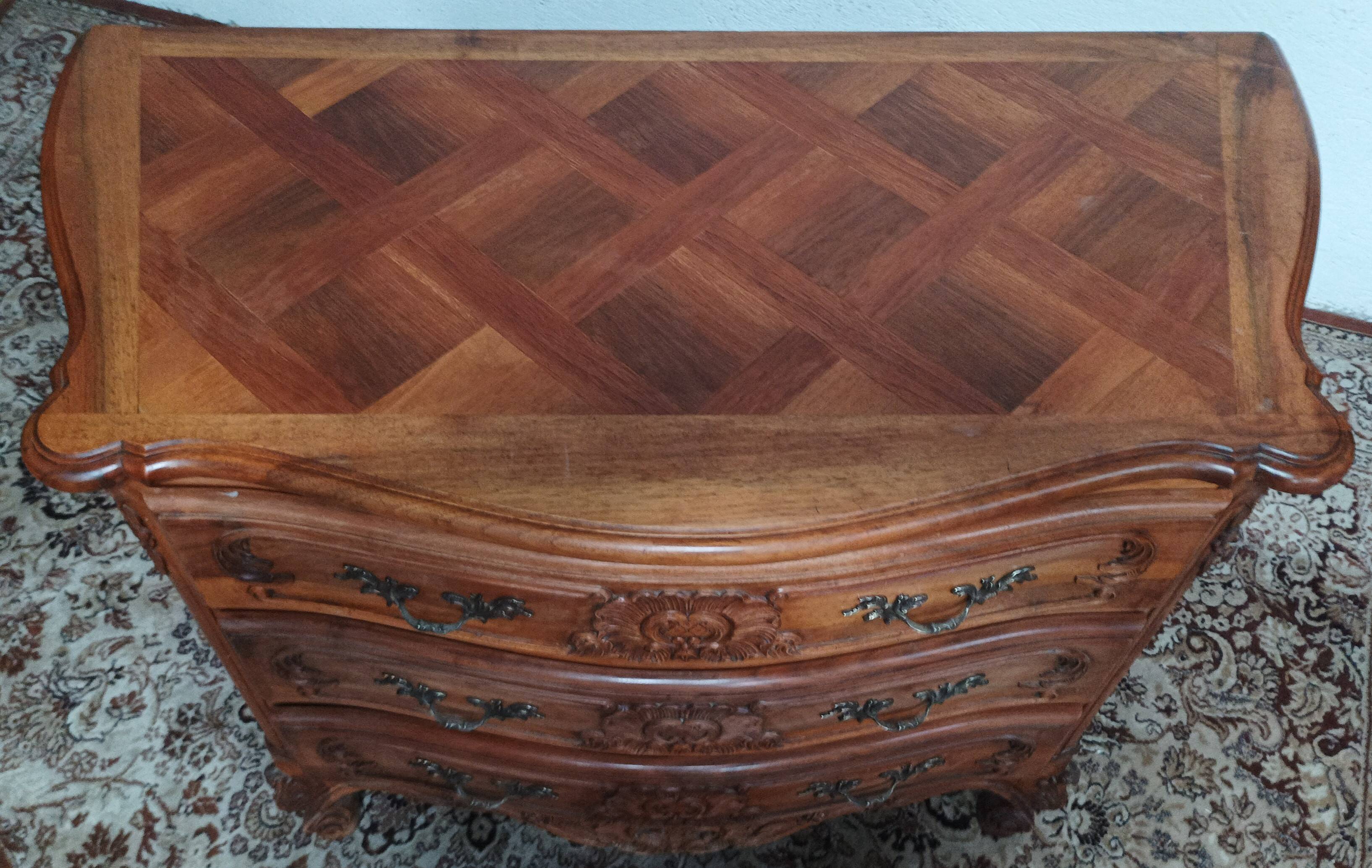 Commode Rocaille en noyer sculpté XXème