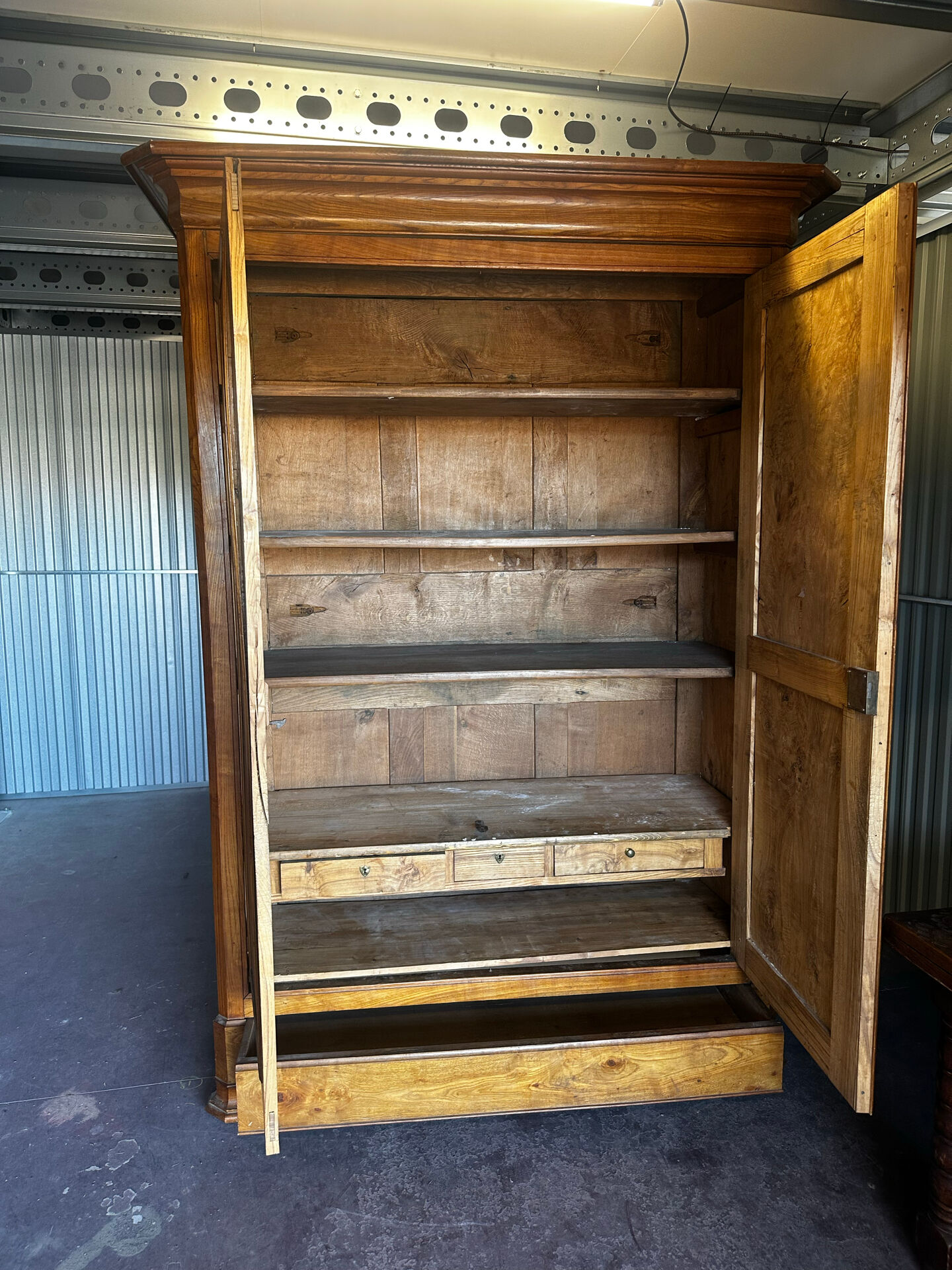 Armoire en orme massif d’époque Restauration, XIXe siècle