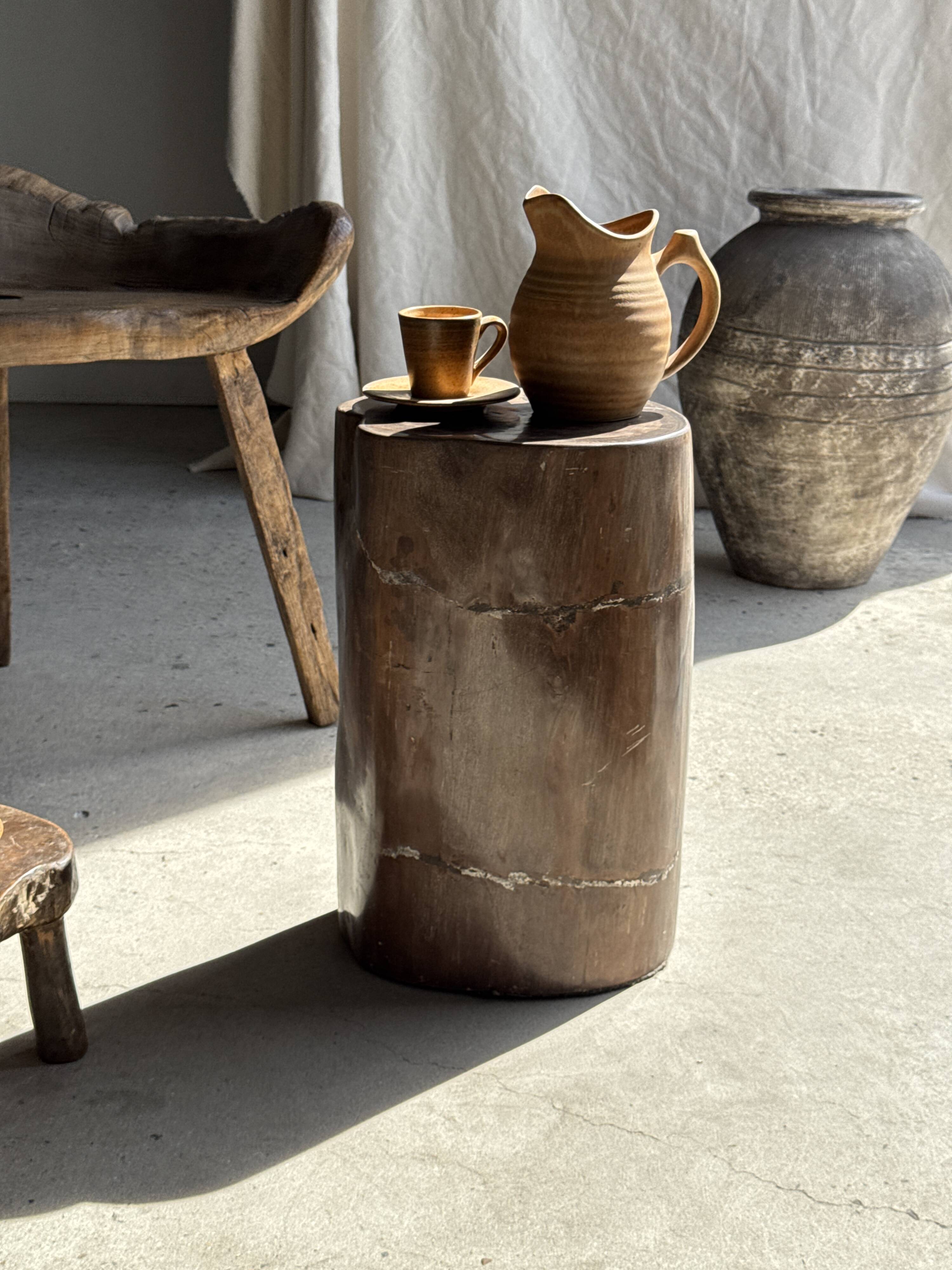 Table d'appoint en bois pétrifié brune H46 D29 - 3338