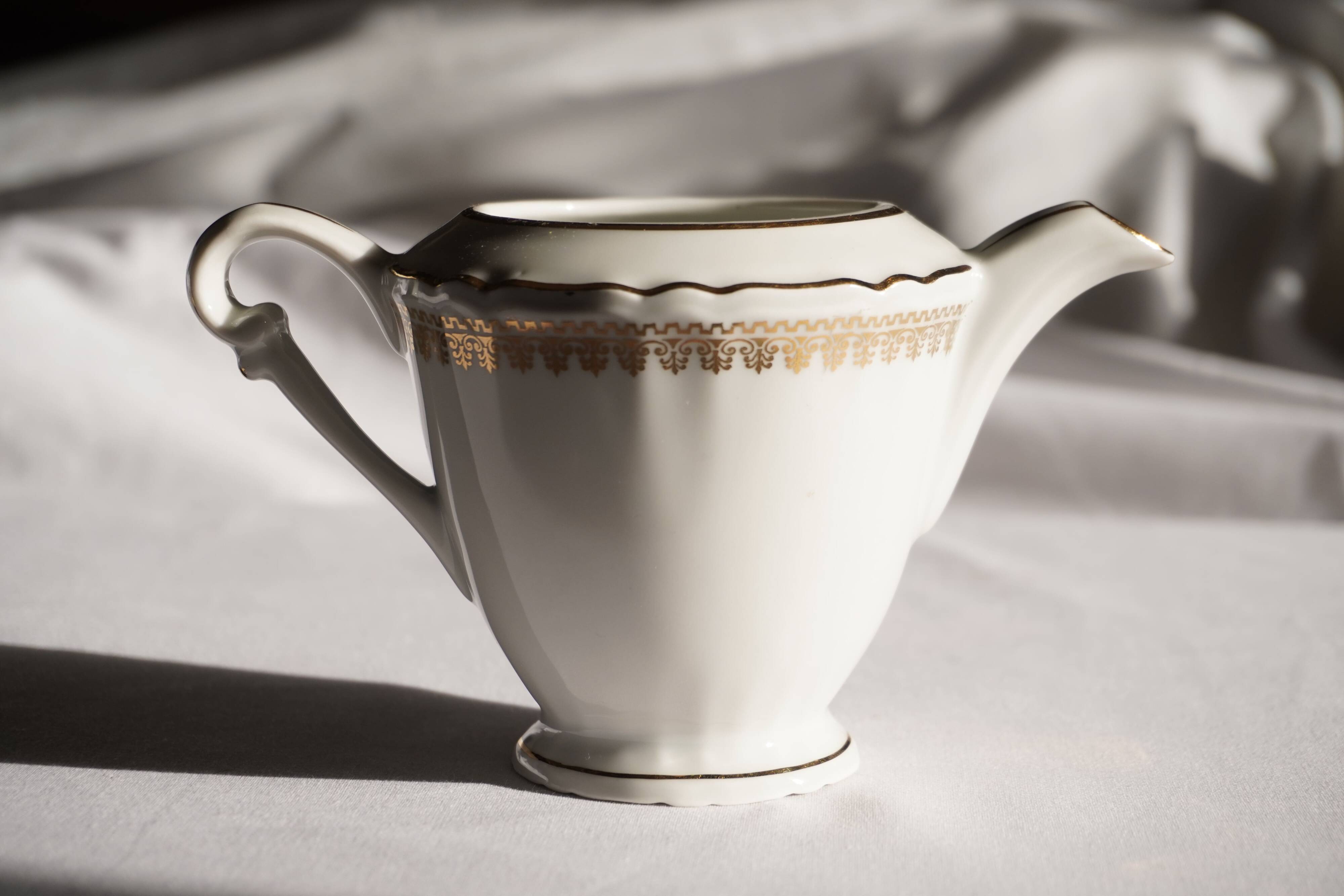 Pot à lait en porcelaine blanc et doré, Evor France