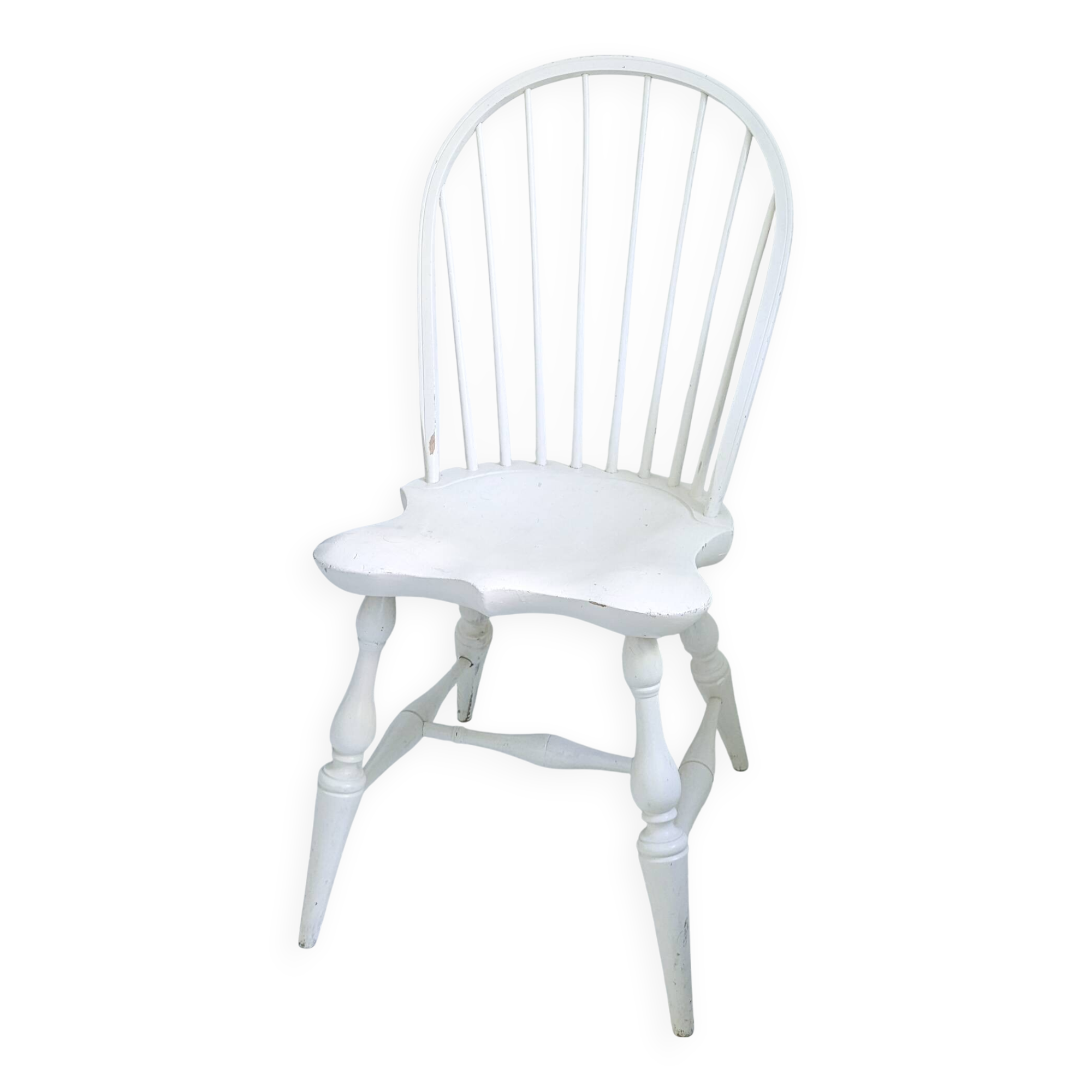 Chaise vintage en bois blanc avec dossier à barreaux, style maison de campagne