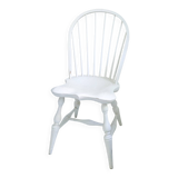 Chaise vintage en bois blanc avec dossier à barreaux, style maison de campagne