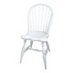 Chaise vintage en bois blanc avec dossier à barreaux, style maison de campagne