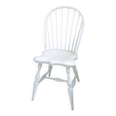 Chaise vintage en bois blanc avec dossier à barreaux, style maison de campagne
