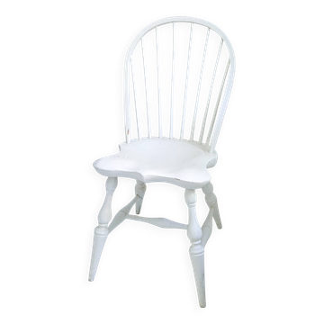 Chaise vintage en bois blanc avec dossier à barreaux, style maison de campagne