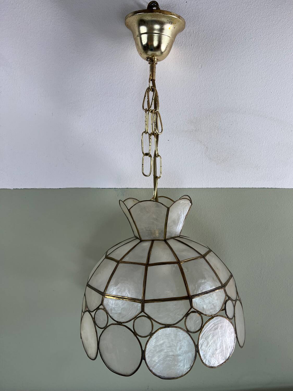 Mother-of-pearl suspension