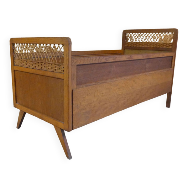 Lit en rotin et bois pieds compas enfant vintage