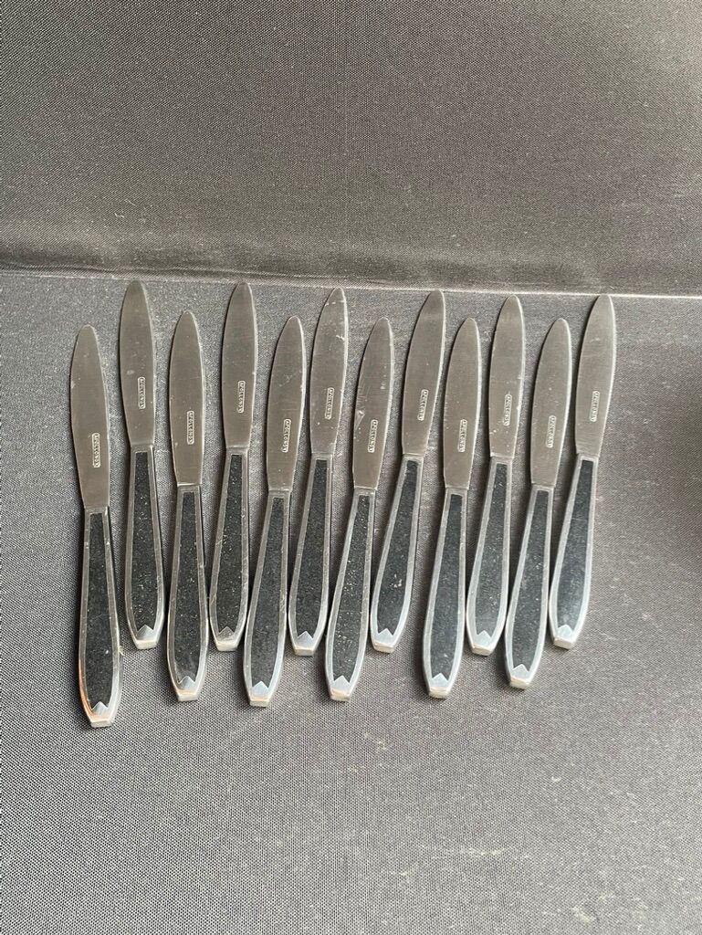 12 "Apollonox" fruit knives on silver metal support