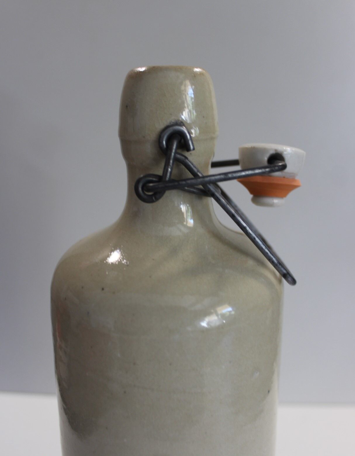 Bouteille en grès vernissé  à bouchon hermétique
