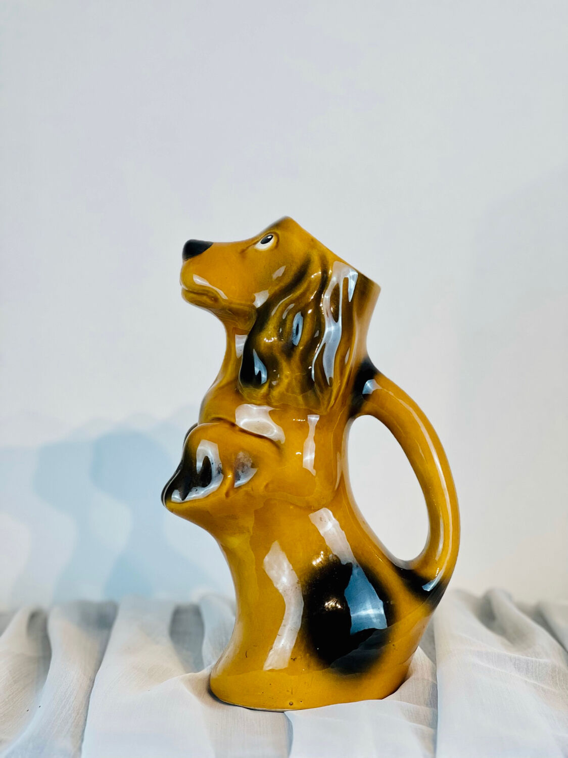 Pichet / carafe en barbotine chien marron clair