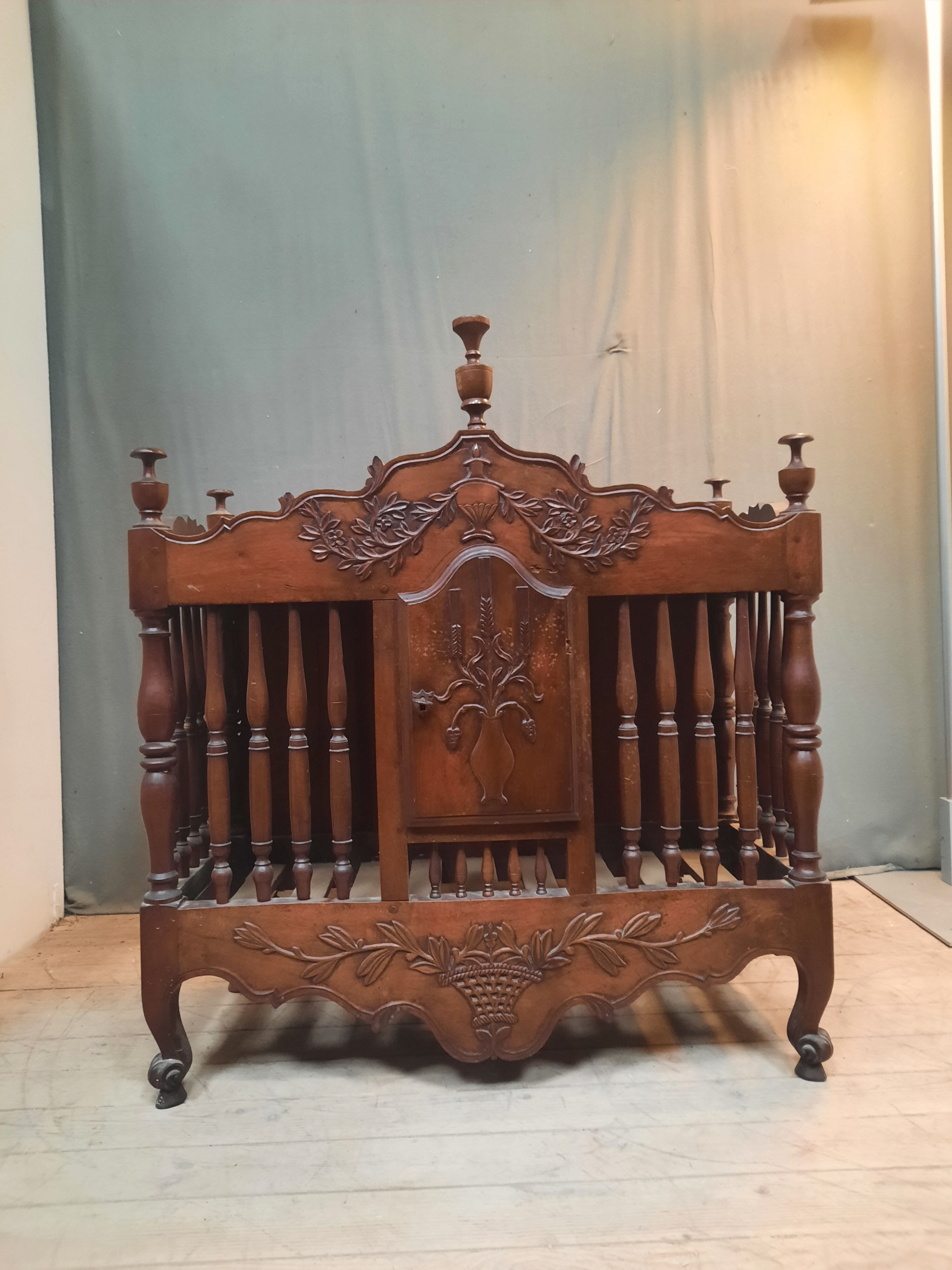 Provençal walnut pannier