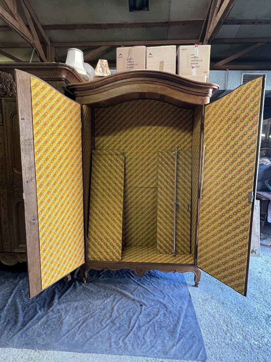 Norman Cauchoise wardrobe in medium oak, carved from the 19th century with a gendarme hat top.