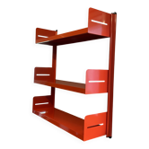 Modular red metal wall shelf in Congresso Lips Vago style.
