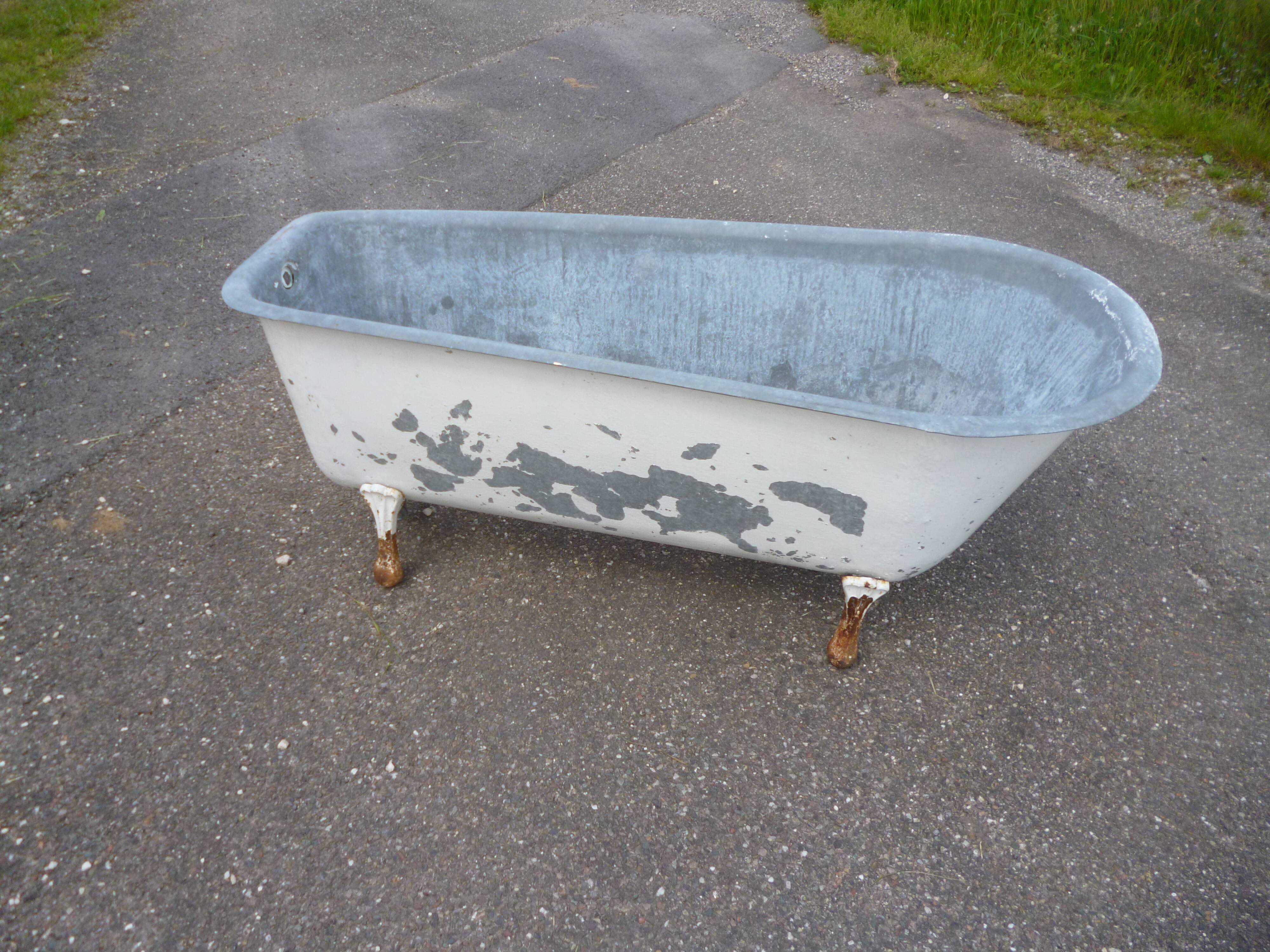 Zinc bathtub