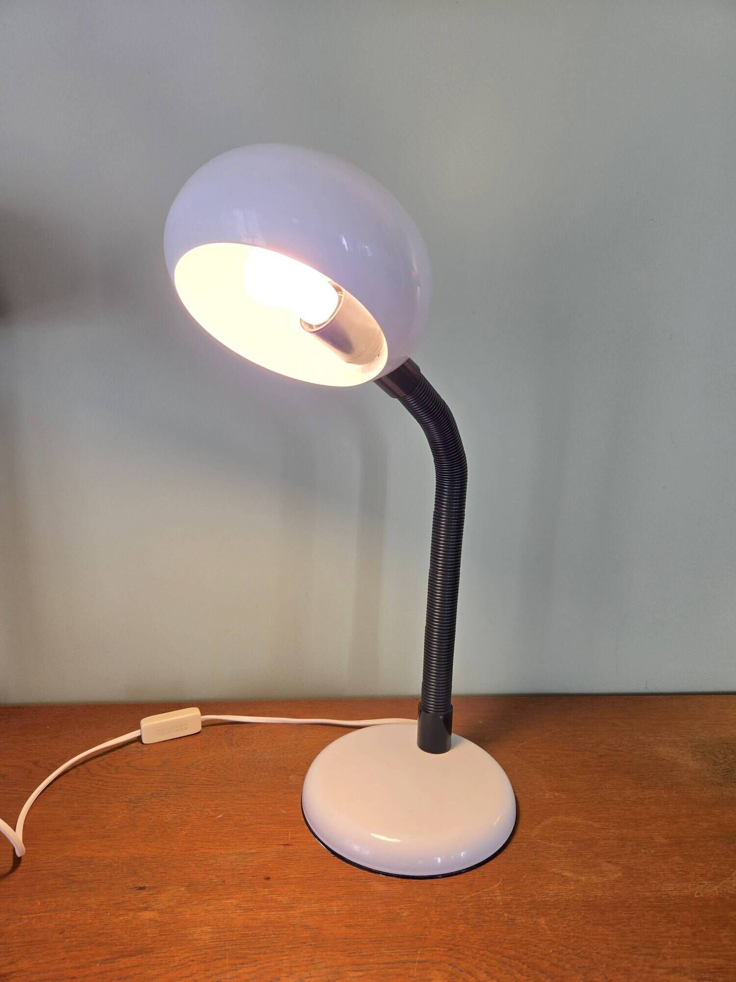 VINTAGE DESK LAMP IN WHITE METAL AND FLEXIBLE ARM - 70S DESIGN
