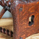 Tabouret ancien en bois massif tourné et sculpté