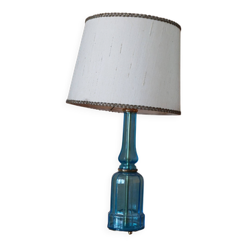 Lampe ; piètement en verre bleu et laiton doré