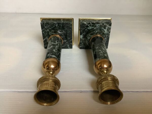 Paire de bougeoirs colonnes en marbre vert laiton