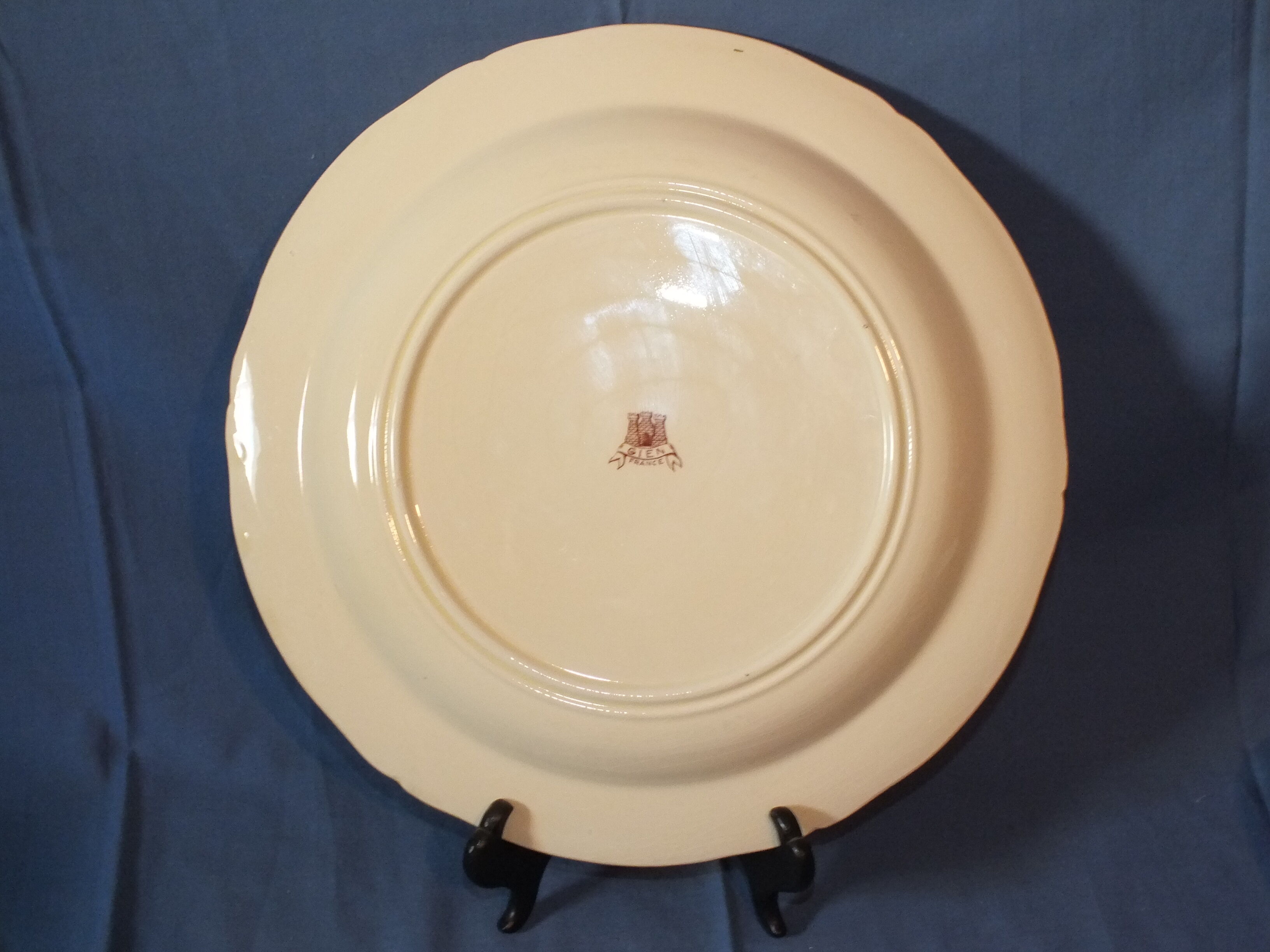 Gien round foliage decoration dish - 31 cms