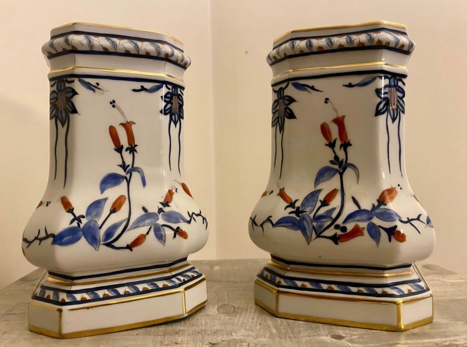 Pair of Kutani Eisen Vases - Porcelain - Showa Period (1926-1989)