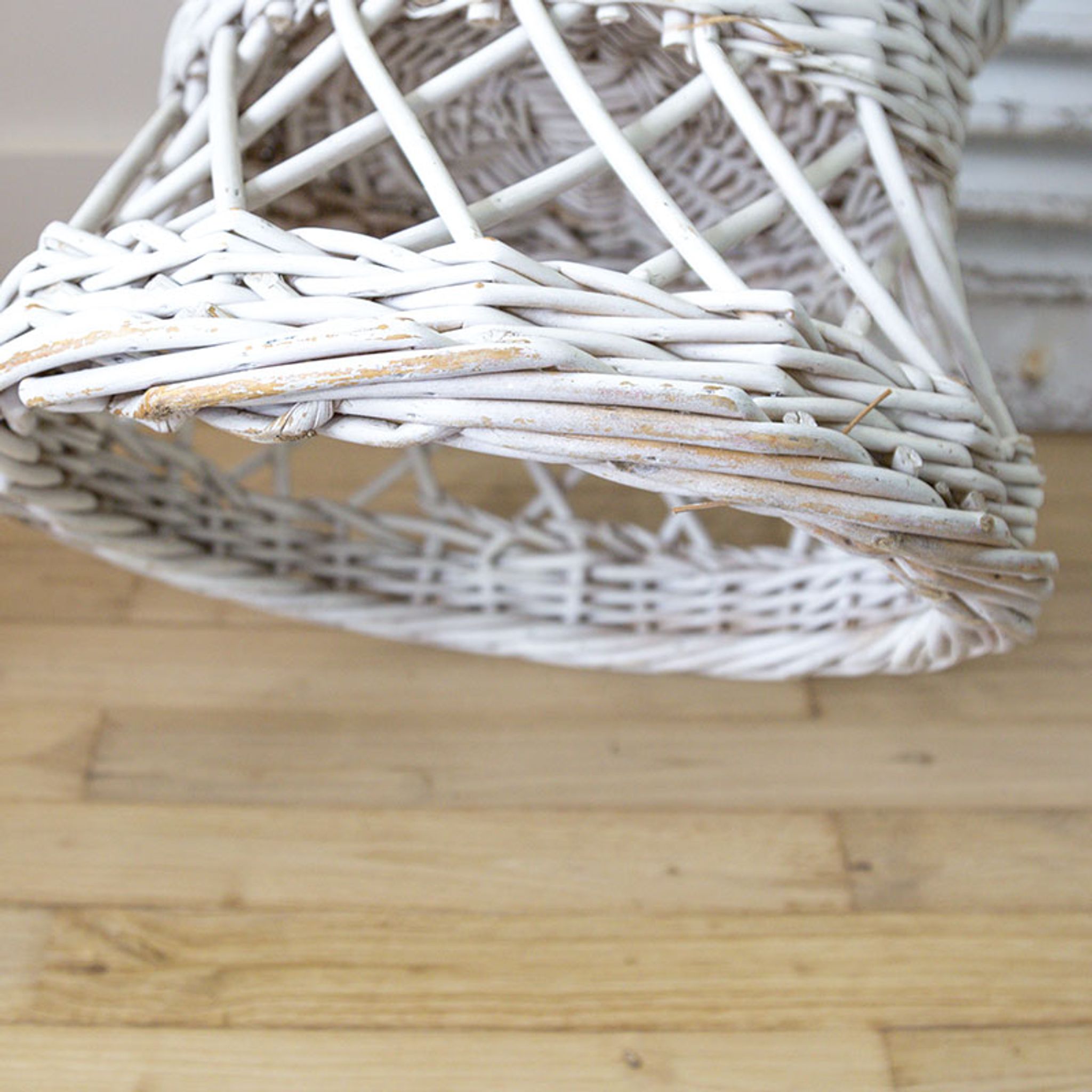 Fauteuil enfant corbeille rotin blanc
