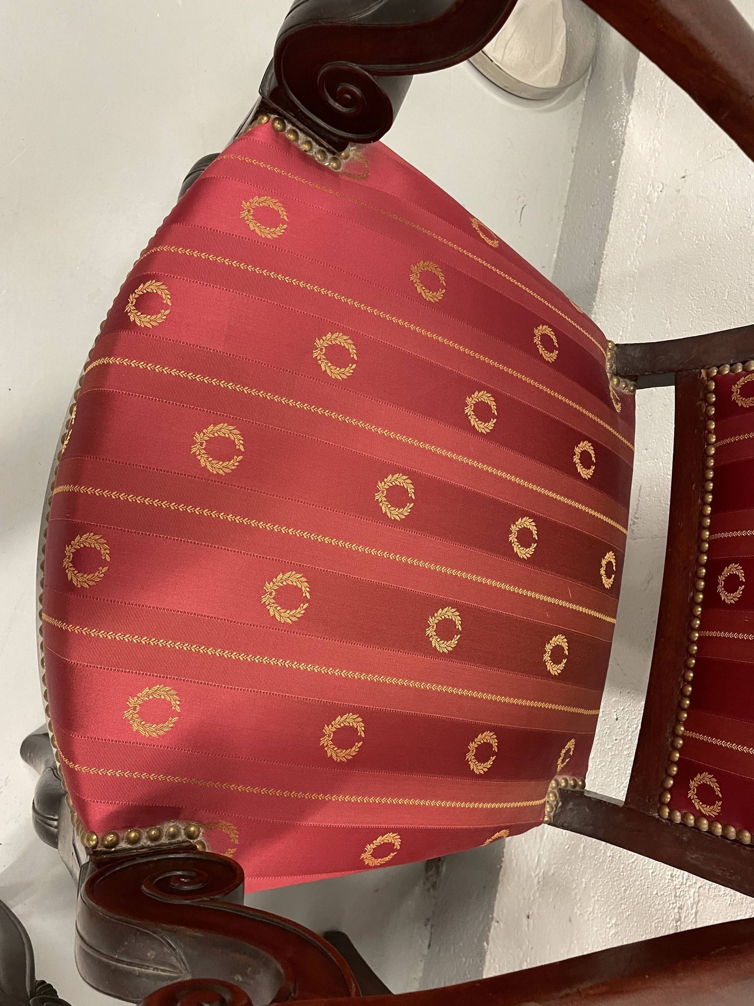 Paire de fauteuils époque empire en acajou et soie