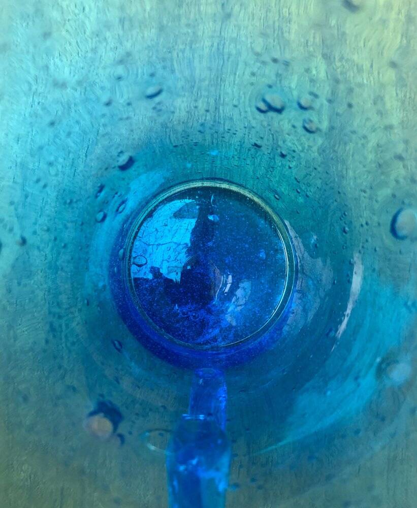 Broc en verre bleu fait main du milieu du siècle, années 1960