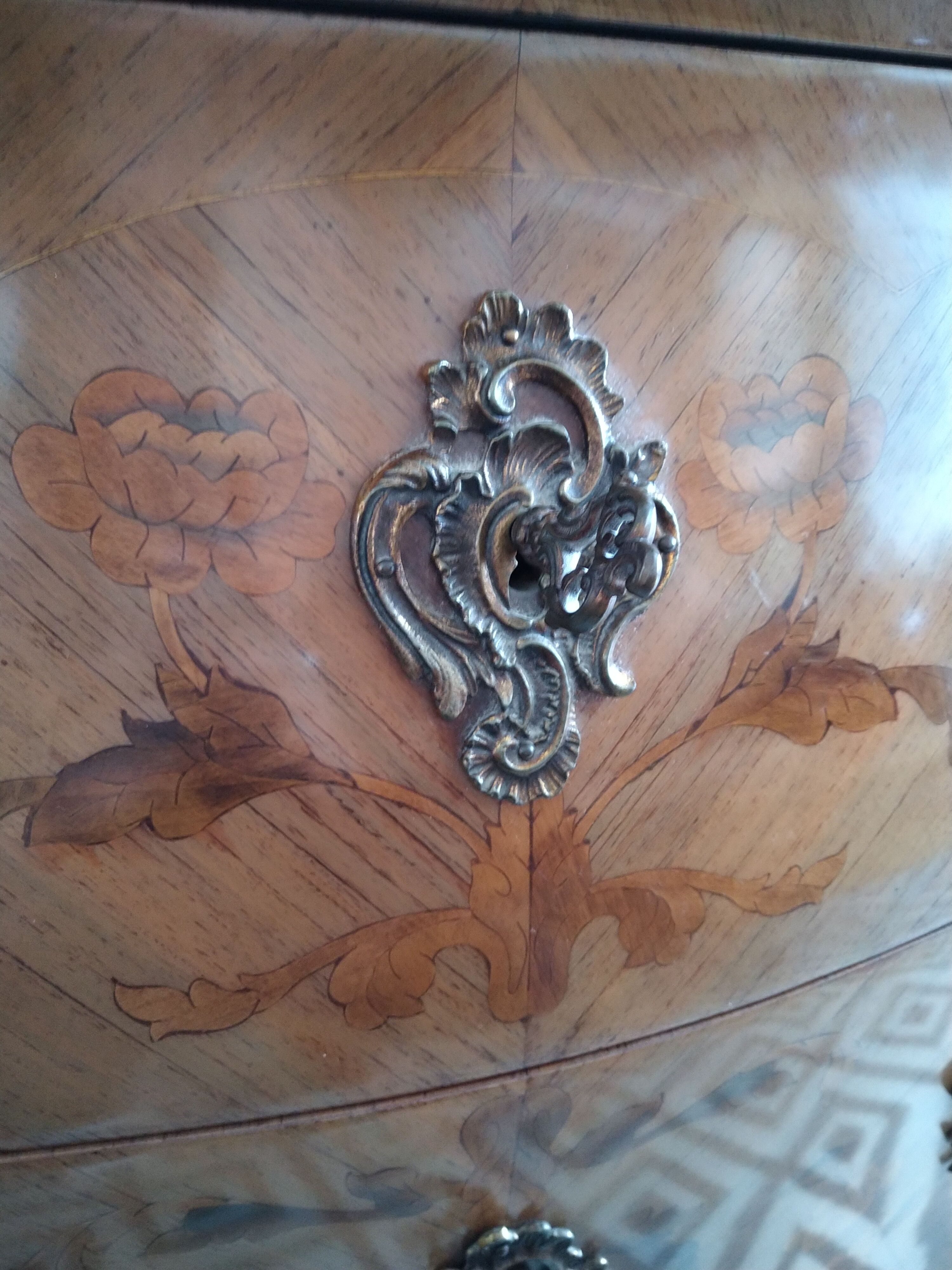 Curved Louis XV chest of drawers