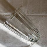 Vase strié en verre moulé