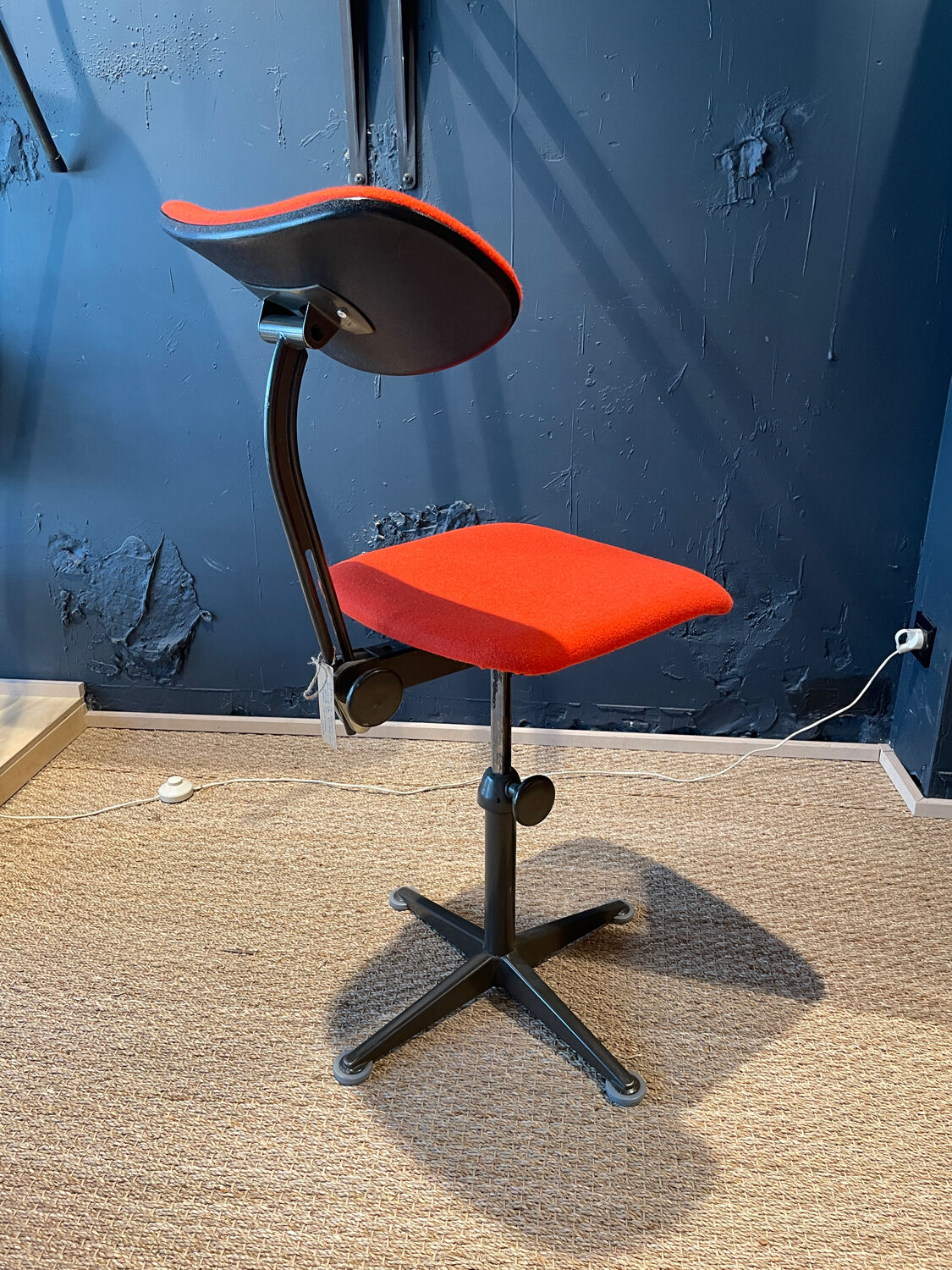 Cirkel's Ahrend swivel and adjustable office chair