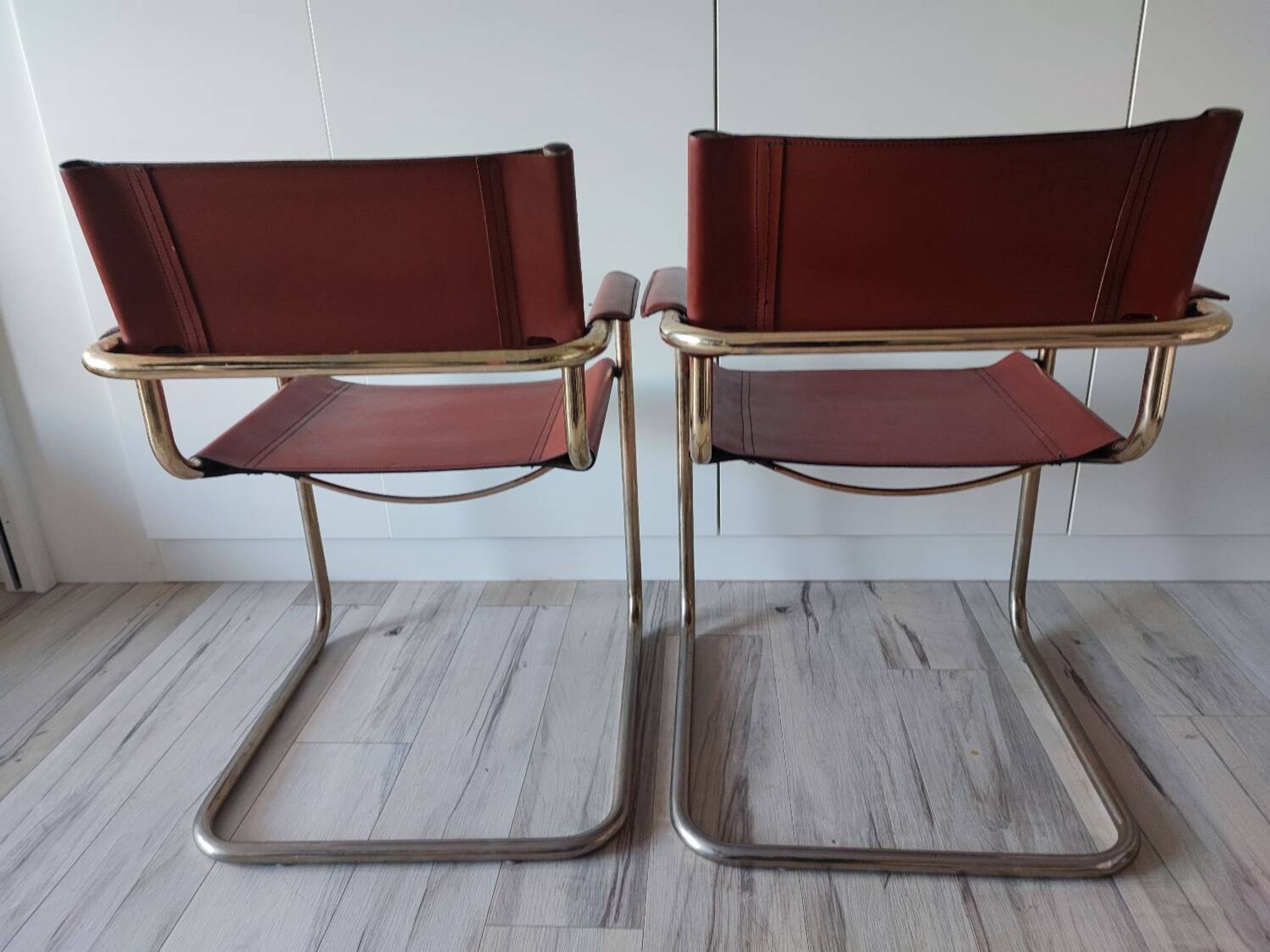 Chaises fauteuils B34 cuir cognac et dorure
