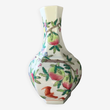 Vase hexagonal en porcelaine de chine xix eme peches et 3 chauves-souris