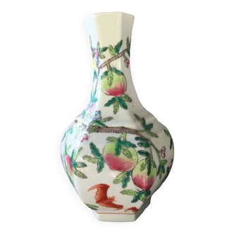 Vase hexagonal en porcelaine de chine xix eme peches et 3 chauves-souris