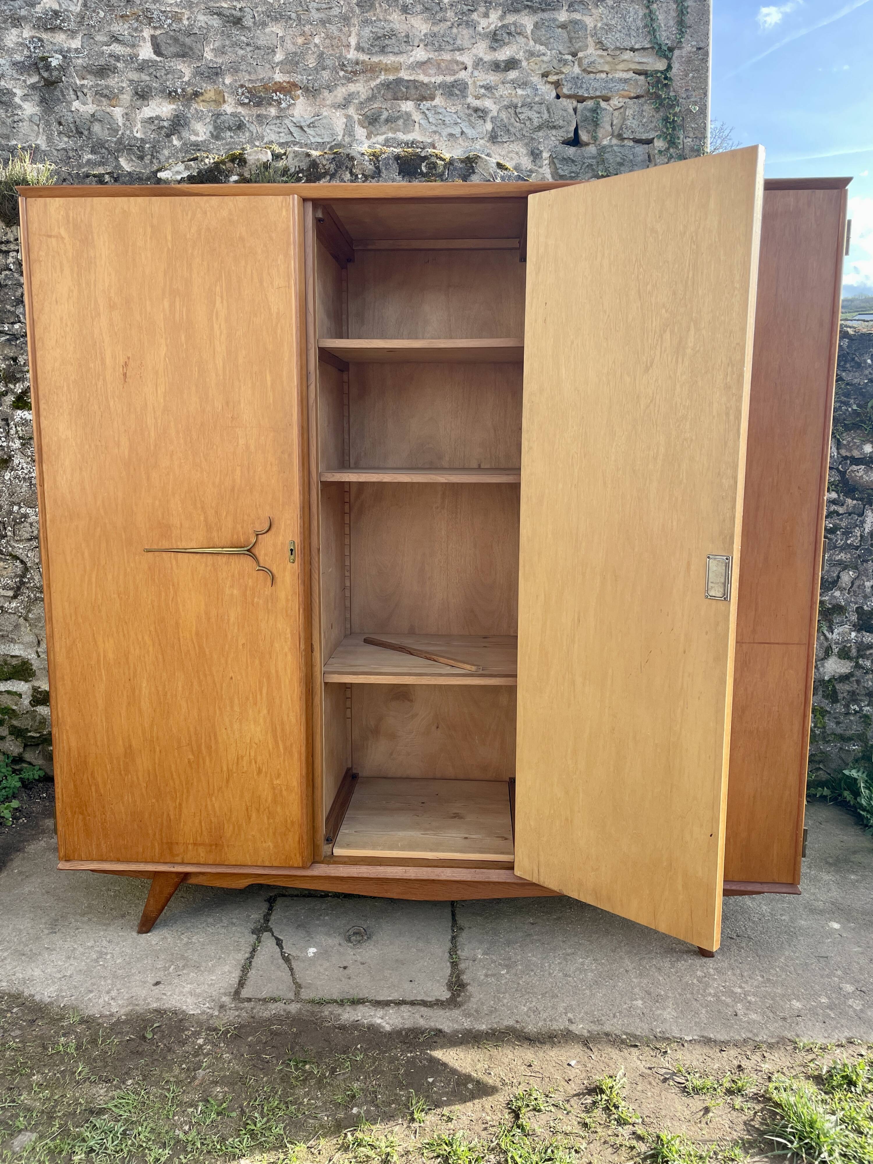 Armoire en chêne 3 portes miroir pieds compas